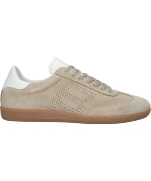De Lime Wren Perf van Blackstone Footwear is een iconische sneaker die de elegantie van jaren ‘50-voetbalmode combineert met tijdloze streetstyle. Het minimalistische ontwerp, gemaakt van verfijnde materialen, met geperforeerd logo, wordt gekenmerkt door een stijlvolle wingtip en een duurzame gumrubberen zool.