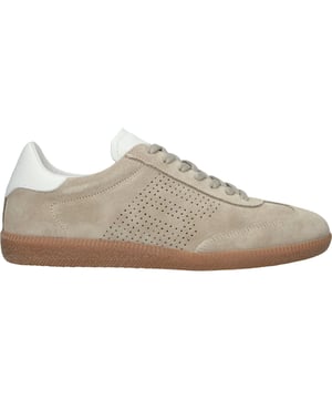De Lime Wren Perf van Blackstone Footwear is een iconische sneaker die de elegantie van jaren ‘50-voetbalmode combineert met tijdloze streetstyle. Het minimalistische ontwerp, gemaakt van verfijnde materialen, met geperforeerd logo, wordt gekenmerkt door een stijlvolle wingtip en een duurzame gumrubberen zool.