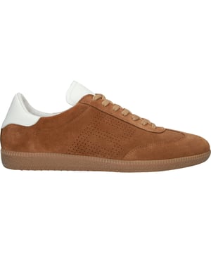 De Lime Wren Perf van Blackstone Footwear is een iconische sneaker die de elegantie van jaren ‘50-voetbalmode combineert met tijdloze streetstyle. Het minimalistische ontwerp, gemaakt van verfijnde materialen, met geperforeerd logo, wordt gekenmerkt door een stijlvolle wingtip en een duurzame gumrubberen zool.