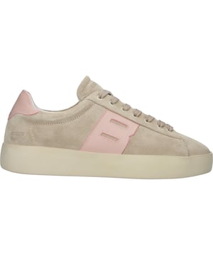 Sneaker (low) der Marke Blackstone. In der Farbe EARTH. Hergestellt aus Suede mit einem Futter aus Leather. Dieser Schuh ist mit einer Cup Sohle gefertigt.