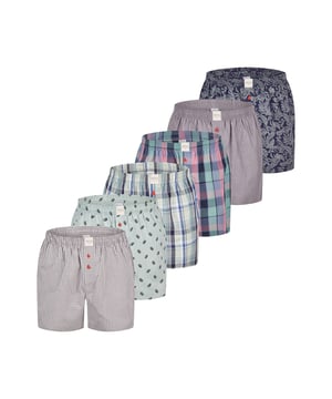 Bequeme Web-Boxershorts aus weich verarbeitetem Material. Die Shorts sind weit und locker geschnitten. Der sehr elastische, weiche Bund verursacht wenig Druck und sorgt für ein angenehmes Tragegefühl. Außerdem besitzen diese Unterhosen einen verdeckten und einfach geknöpften Eingriff sowie ein Label vorn am Bund.