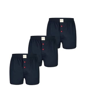 Bequeme Web-Boxershorts aus weich verarbeitetem Material. Die Shorts sind weit und locker geschnitten. Der sehr elastische, weiche Bund verursacht wenig Druck und sorgt für ein angenehmes Tragegefühl. Außerdem besitzen diese Unterhosen einen verdeckten und einfach geknöpften Eingriff sowie ein Label vorn am Bund.