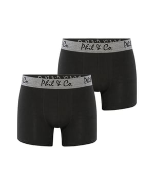 2-pack zwembroeken met een nauwsluitende pasvorm in klassieke ontwerpen van Phil & Co. Berlin. De zachte materiaalmix zorgt ervoor dat ze hun vorm behouden en comfortabel zijn om te dragen. De shorts hebben geen irriterende naden bij het zitvlak, terwijl de brede contrasterende tailleband de shorts de finishing touch geeft en ervoor zorgt dat de shorts niet afzakken en blijven zitten waar ze horen, zelfs onder druk. De set bestaat uit twee shorts in verschillende klassieke designs.