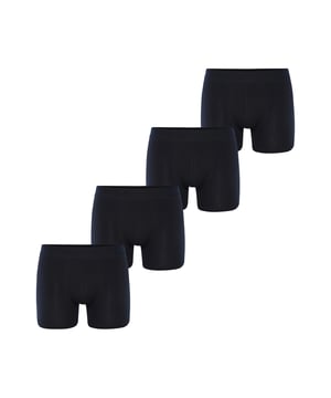 Strakke zwembroeken in klassieke ontwerpen van Phil & Co. Berlin. De zachte materiaalmix zorgt ervoor dat ze hun vorm behouden en comfortabel zijn om te dragen. De shorts hebben geen irriterende naden bij het zitvlak en de brede contrasterende tailleband geeft de shorts de finishing touch en zorgt ervoor dat de shorts niet afzakken en blijven zitten waar ze horen, zelfs onder druk. De set bestaat uit vier shorts in verschillende klassieke designs.