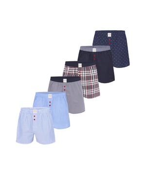 Bequeme Web-Boxershorts aus weich verarbeitetem Material. Die Shorts sind weit und locker geschnitten. Der sehr elastische, weiche Bund verursacht wenig Druck und sorgt für ein angenehmes Tragegefühl. Außerdem besitzen diese Unterhosen einen verdeckten und einfach geknöpften Eingriff sowie ein Label vorn am Bund.