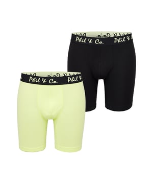 Ontdek onze retroshorts met lange pijpen voor heren in een praktische multi-pack van Phil & Co. Berlin. Bestel je nieuwe favoriete ondergoed vandaag nog en ervaar zelf de onverslaanbare prijs-kwaliteitverhouding waar Phil & Co. Berlin bekend om staat. Deze betaalbare herenslips bieden uitstekend comfort. De aangename katoenmix is zacht voor je huid, garandeert vormbehoud en biedt maximaal comfort. Deze shorts zijn vrij van irriterende naden bij het zitvlak. De brede contrasterende tailleband geeft de shorts een aantrekkelijke look en zorgt ervoor dat ze goed blijven zitten zonder in te snijden. Om krassen of jeuk te voorkomen, heeft Phil & Co. bewust afgezien van vervelende labels en de wasinstructies direct op de stof gedrukt.