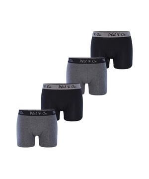 Strakke zwembroeken in klassieke ontwerpen van Phil & Co. Berlin. De zachte materiaalmix zorgt ervoor dat ze hun vorm behouden en comfortabel zijn om te dragen. De shorts hebben geen irriterende naden bij het zitvlak en de brede contrasterende tailleband geeft de shorts de finishing touch en zorgt ervoor dat de shorts niet afzakken en blijven zitten waar ze horen, zelfs onder druk. De set bestaat uit vier shorts in verschillende klassieke designs.