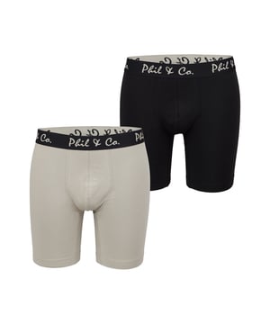 Ontdek onze retroshorts met lange pijpen voor heren in een praktische multi-pack van Phil & Co. Berlin. Bestel je nieuwe favoriete ondergoed vandaag nog en ervaar zelf de onverslaanbare prijs-kwaliteitverhouding waar Phil & Co. Berlin bekend om staat. Deze betaalbare herenslips bieden uitstekend comfort. De aangename katoenmix is zacht voor je huid, garandeert vormbehoud en biedt maximaal comfort. Deze shorts zijn vrij van irriterende naden bij het zitvlak. De brede contrasterende tailleband geeft de shorts een aantrekkelijke look en zorgt ervoor dat ze goed blijven zitten zonder in te snijden. Om krassen of jeuk te voorkomen, heeft Phil & Co. bewust afgezien van vervelende labels en de wasinstructies direct op de stof gedrukt.