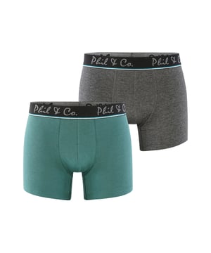 Pack de 2 bañadores ajustados con diseños clásicos de Phil & Co. Berlín. La suave mezcla de materiales garantiza que mantengan su forma y sean cómodos de llevar. Los calzoncillos no tienen costuras molestas en la zona del asiento, mientras que la cintura ancha en contraste da el toque final y garantiza que los calzoncillos no se deslicen y permanezcan donde deben estar, incluso bajo presión. El conjunto se compone de dos pantalones cortos con diferentes diseños clásicos.