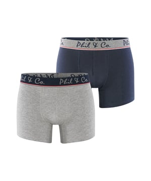 2-pack zwembroeken met een nauwsluitende pasvorm in klassieke ontwerpen van Phil & Co. Berlin. De zachte materiaalmix zorgt ervoor dat ze hun vorm behouden en comfortabel zijn om te dragen. De shorts hebben geen irriterende naden bij het zitvlak, terwijl de brede contrasterende tailleband de shorts de finishing touch geeft en ervoor zorgt dat de shorts niet afzakken en blijven zitten waar ze horen, zelfs onder druk. De set bestaat uit twee shorts in verschillende klassieke designs.
