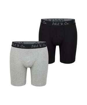 Ontdek onze retroshorts met lange pijpen voor heren in een praktische multi-pack van Phil & Co. Berlin. Bestel je nieuwe favoriete ondergoed vandaag nog en ervaar zelf de onverslaanbare prijs-kwaliteitverhouding waar Phil & Co. Berlin bekend om staat. Deze betaalbare herenslips bieden uitstekend comfort. De aangename katoenmix is zacht voor je huid, garandeert vormbehoud en biedt maximaal comfort. Deze shorts zijn vrij van irriterende naden bij het zitvlak. De brede contrasterende tailleband geeft de shorts een aantrekkelijke look en zorgt ervoor dat ze goed blijven zitten zonder in te snijden. Om krassen of jeuk te voorkomen, heeft Phil & Co. bewust afgezien van vervelende labels en de wasinstructies direct op de stof gedrukt.