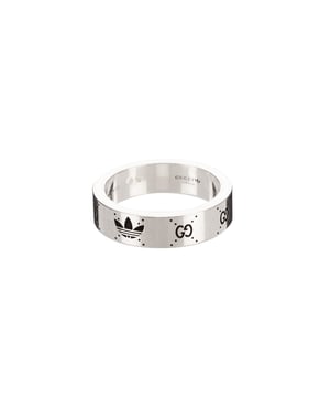 Gucci Joyería Adidas Collaboration Ring  Anillo en Plata Acero inoxidable sin níquel y Plata hardware. El producto esta en Perfectas Condiciones (AA).
  Tamaño del diseñador: None 
  Accesorios incluidos: Dustbag; Box
  
  BrandCo Paris encuentra artículos raros y en las mejores condiciones a precios increíbles. ¡Vale la pena tener paciencia! Compra con confianza: todos los artículos de BrandCo Paris son seleccionados y autenticados cuidadosamente por nuestro equipo de expertos.
  Todos los artículos vienen con un certificado de autenticidad y un embalaje entregado por BrandCo Paris.
  Tabla de clasificación de la condición del artículo
  N (como nuevo)
  AA (perfecto estado)
  A (excelente estado)
  AB (muy buen estado)
  B (bueno/regular)