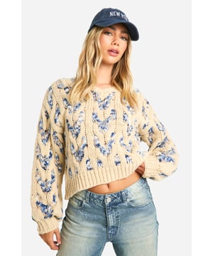 Striking cable knit pattern with floral motif
        Cropped length for a trendy silhouette
        V-neckline adds a feminine touch
        Voluminous balloon sleeves for dramatic flair
        Ribbed cuffs and hem for a snug fit
    
    This eye-catching Zopfmuster-Pullover from Boohoo is the perfect blend of cosy comfort and contemporary style. The intricate cable knit pattern adorned with a delicate floral motif creates a visually stunning texture that's sure to turn heads. Its cropped length and V-neckline offer a flattering silhouette, while the voluminous balloon sleeves add a touch of drama to your ensemble. Ideal for casual outings, this jumper pairs beautifully with high-waisted jeans and trainers for a laid-back look. Layer it under a long coat and accessorise with a baseball cap for an effortlessly cool vibe. Whether you're meeting friends for coffee or heading to a family gathering, this versatile piece will keep you looking stylish and feeling snug.