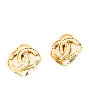 Chanel Kostuum sieraden CC Diamond Clip On Earrings  Oorbellen in de Goud Roestvrij staal zonder nikkel in de Verguld  hardware. Het product is in In Perfecte Staat (AA).
  Afmetingen: 3 cm 
  Inclusief accessoires: None
  
  BrandCo Paris vindt zeldzame artikelen in de beste staat voor ongelooflijke prijzen. Het is de moeite waard om geduldig te zijn! Koop met vertrouwen: alle artikelen van BrandCo Paris worden zorgvuldig geselecteerd en geverifieerd door ons team van experts.

  Alle artikelen worden geleverd met een certificaat van echtheid en verpakt door BrandCo Paris.

  Classificatietabel voor de conditie van het artikel:

  N (als nieuw)
  AA (perfecte staat)
  A (uitstekende staat)
  AB (zeer goede staat)
  B (goede/redelijke staat)