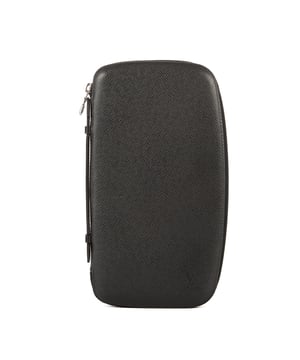 Louis Vuitton Accesorios Atoll  Cartera en Negro Piel de becerro y Latón de plata hardware. El producto esta en Perfectas Condiciones (AA).
  27x14.5x1.5 cm 
  Accesorios incluidos: None
  Notas de Exterior: Marcas de arañazos
  BrandCo Paris encuentra artículos raros y en las mejores condiciones a precios increíbles. ¡Vale la pena tener paciencia! Compra con confianza: todos los artículos de BrandCo Paris son seleccionados y autenticados cuidadosamente por nuestro equipo de expertos.
  Todos los artículos vienen con un certificado de autenticidad y un embalaje entregado por BrandCo Paris.
  Tabla de clasificación de la condición del artículo
  N (como nuevo)
  AA (perfecto estado)
  A (excelente estado)
  AB (muy buen estado)
  B (bueno/regular)