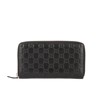 Gucci Accessoires Zip Around  Portemonnee in de Zwart Kalfsleer in de Zilver  hardware. Het product is in In Perfecte Staat (AA).
  21x12x2 cm 
  Inclusief accessoires: None
  
  BrandCo Paris vindt zeldzame artikelen in de beste staat voor ongelooflijke prijzen. Het is de moeite waard om geduldig te zijn! Koop met vertrouwen: alle artikelen van BrandCo Paris worden zorgvuldig geselecteerd en geverifieerd door ons team van experts.

  Alle artikelen worden geleverd met een certificaat van echtheid en verpakt door BrandCo Paris.

  Classificatietabel voor de conditie van het artikel:

  N (als nieuw)
  AA (perfecte staat)
  A (uitstekende staat)
  AB (zeer goede staat)
  B (goede/redelijke staat)