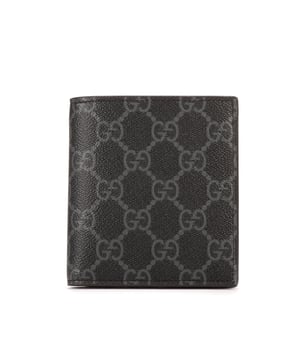 Gucci Accesorios Emblem Bifold Wallet  Cartera en Gris/Negro Lona recubierta y Ninguno hardware. El producto esta en Perfectas Condiciones (AA).
  10x10x1.5 cm 
  Accesorios incluidos: Dustbag;Box
  
  BrandCo Paris encuentra artículos raros y en las mejores condiciones a precios increíbles. ¡Vale la pena tener paciencia! Compra con confianza: todos los artículos de BrandCo Paris son seleccionados y autenticados cuidadosamente por nuestro equipo de expertos.
  Todos los artículos vienen con un certificado de autenticidad y un embalaje entregado por BrandCo Paris.
  Tabla de clasificación de la condición del artículo
  N (como nuevo)
  AA (perfecto estado)
  A (excelente estado)
  AB (muy buen estado)
  B (bueno/regular)