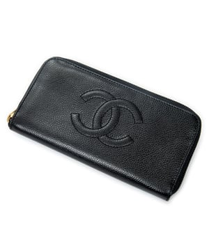 Chanel Accessoires Timeless Zip Around Wallet  Portemonnee in de Zwart Kalfsleer in de Goud  hardware. Het product is in In Uitstekende Staat (A).
  19x10x2 cm 
  Inclusief accessoires: "Sticker; Card"
  
  BrandCo Paris vindt zeldzame artikelen in de beste staat voor ongelooflijke prijzen. Het is de moeite waard om geduldig te zijn! Koop met vertrouwen: alle artikelen van BrandCo Paris worden zorgvuldig geselecteerd en geverifieerd door ons team van experts.

  Alle artikelen worden geleverd met een certificaat van echtheid en verpakt door BrandCo Paris.

  Classificatietabel voor de conditie van het artikel:

  N (als nieuw)
  AA (perfecte staat)
  A (uitstekende staat)
  AB (zeer goede staat)
  B (goede/redelijke staat)