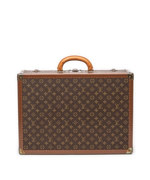 Louis Vuitton Tassen Bisten 55 Reistas in de Bruin Gecoat canvas in de Gouden Messing  hardware. Het product is in In Zeer Goede Staat (AB).
  Afmetingen: 55x39x17 cm 
  Inclusief accessoires: Luggage Tag; Keys
  Opmerkingen over de binnenkant: Versleten voering
Opmerkingen over de hardware: Verkleurd
Opmerkingen over de band/het handvat: Verdonkerd, Lichte krassen
  BrandCo Paris vindt zeldzame artikelen in de beste staat voor ongelooflijke prijzen. Het is de moeite waard om geduldig te zijn! Koop met vertrouwen: alle artikelen van BrandCo Paris worden zorgvuldig geselecteerd en geverifieerd door ons team van experts.

  Alle artikelen worden geleverd met een certificaat van echtheid en verpakt door BrandCo Paris.

  Classificatietabel voor de conditie van het artikel:

  N (als nieuw)
  AA (perfecte staat)
  A (uitstekende staat)
  AB (zeer goede staat)
  B (goede/redelijke staat)