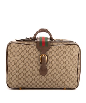 Gucci Tassen Suitcase  Reistas in de Beige Gecoat canvas in de Goud  hardware. Het product is in In Uitstekende Staat (A).
  Afmetingen: 48x30x17 cm 
  Inclusief accessoires: NONE
  
  BrandCo Paris vindt zeldzame artikelen in de beste staat voor ongelooflijke prijzen. Het is de moeite waard om geduldig te zijn! Koop met vertrouwen: alle artikelen van BrandCo Paris worden zorgvuldig geselecteerd en geverifieerd door ons team van experts.

  Alle artikelen worden geleverd met een certificaat van echtheid en verpakt door BrandCo Paris.

  Classificatietabel voor de conditie van het artikel:

  N (als nieuw)
  AA (perfecte staat)
  A (uitstekende staat)
  AB (zeer goede staat)
  B (goede/redelijke staat)