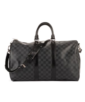 Louis Vuitton Bolsas Keepall Bandouliere 45 Bolsa de viaje en Negro Lona recubierta y Plata hardware. El producto esta en Perfectas Condiciones (AA).
  Dimensiones: 45x26x21 cm 
  Accesorios incluidos: Strap
  Notas de Exterior: Cuero agrietado y rasgado
  BrandCo Paris encuentra artículos raros y en las mejores condiciones a precios increíbles. ¡Vale la pena tener paciencia! Compra con confianza: todos los artículos de BrandCo Paris son seleccionados y autenticados cuidadosamente por nuestro equipo de expertos.
  Todos los artículos vienen con un certificado de autenticidad y un embalaje entregado por BrandCo Paris.
  Tabla de clasificación de la condición del artículo
  N (como nuevo)
  AA (perfecto estado)
  A (excelente estado)
  AB (muy buen estado)
  B (bueno/regular)