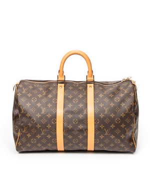 Louis Vuitton Bolsas Keepall 45 Bolsa de viaje en Marrón Lona recubierta y Latón dorado hardware. El producto esta en Excelentes Condiciones (A).
  Dimensiones: 45x24x20 cm 
  Accesorios incluidos: None
  Notas de Exterior: Marcas de agua en vachetta
Notas de la correa/asa: Oscurecido
  BrandCo Paris encuentra artículos raros y en las mejores condiciones a precios increíbles. ¡Vale la pena tener paciencia! Compra con confianza: todos los artículos de BrandCo Paris son seleccionados y autenticados cuidadosamente por nuestro equipo de expertos.
  Todos los artículos vienen con un certificado de autenticidad y un embalaje entregado por BrandCo Paris.
  Tabla de clasificación de la condición del artículo
  N (como nuevo)
  AA (perfecto estado)
  A (excelente estado)
  AB (muy buen estado)
  B (bueno/regular)