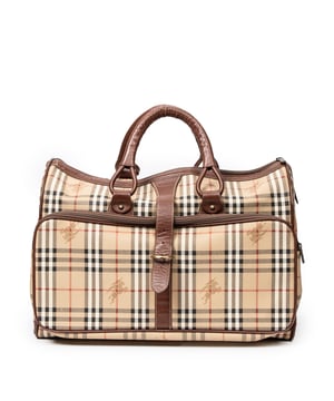 Burberry Bolsas Vintage Burberrys Large Boston Bag  Bolsa de viaje en Beige/Marrón Lona recubierta y Oro hardware. El producto esta en Muy Buenas Condiciones (AB).
  Dimensiones: 51x35x25 cm 
  Accesorios incluidos: 
  
  BrandCo Paris encuentra artículos raros y en las mejores condiciones a precios increíbles. ¡Vale la pena tener paciencia! Compra con confianza: todos los artículos de BrandCo Paris son seleccionados y autenticados cuidadosamente por nuestro equipo de expertos.
  Todos los artículos vienen con un certificado de autenticidad y un embalaje entregado por BrandCo Paris.
  Tabla de clasificación de la condición del artículo
  N (como nuevo)
  AA (perfecto estado)
  A (excelente estado)
  AB (muy buen estado)
  B (bueno/regular)