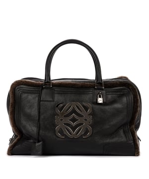 Loewe Bolsas Amazona Large Boston 45 Bolsa de viaje en Negro/Marrón Piel de becerro y Plata hardware. El producto esta en Perfectas Condiciones (AA).
  Dimensiones: 45x29x16 cm 
  Accesorios incluidos: Pouch; Cadenas; Keys in Clochette; Dustbag
  
  BrandCo Paris encuentra artículos raros y en las mejores condiciones a precios increíbles. ¡Vale la pena tener paciencia! Compra con confianza: todos los artículos de BrandCo Paris son seleccionados y autenticados cuidadosamente por nuestro equipo de expertos.
  Todos los artículos vienen con un certificado de autenticidad y un embalaje entregado por BrandCo Paris.
  Tabla de clasificación de la condición del artículo
  N (como nuevo)
  AA (perfecto estado)
  A (excelente estado)
  AB (muy buen estado)
  B (bueno/regular)