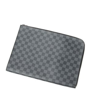 Louis Vuitton Accesorios Pochette Jour GM Bolsa en Negro Lona recubierta y Latón de plata hardware. El producto esta en Excelentes Condiciones (A).
  Dimensiones: 35x25x2.8 cm 
  Accesorios incluidos: None
  Notas de Interior: Olor
  BrandCo Paris encuentra artículos raros y en las mejores condiciones a precios increíbles. ¡Vale la pena tener paciencia! Compra con confianza: todos los artículos de BrandCo Paris son seleccionados y autenticados cuidadosamente por nuestro equipo de expertos.
  Todos los artículos vienen con un certificado de autenticidad y un embalaje entregado por BrandCo Paris.
  Tabla de clasificación de la condición del artículo
  N (como nuevo)
  AA (perfecto estado)
  A (excelente estado)
  AB (muy buen estado)
  B (bueno/regular)