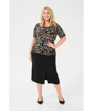 Regular fit,Korte mouwen  Fijne was 30°, niet bleken, niet in de droger drogen, Liggend laten drogen in de schaduw, koud strijken max. 110° C, Droogreiniging  80% Viscose,20% Nylon