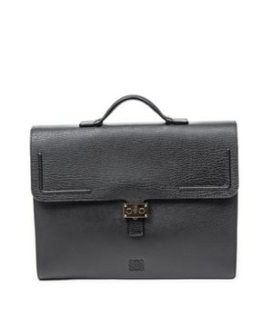 Loewe Tassen Anagram Briefcase Business Bag  Aktetas in de Zwart Kalfsleer in de Zilver  hardware. Het product is in In Uitstekende Staat (A).
  Afmetingen: 40x30x5 cm 
  Inclusief accessoires: Dustbag; Strap; Key in Clochette
  Opmerkingen over de buitenkant: Lichte scheurtjes in de onderste hoeken
  BrandCo Paris vindt zeldzame artikelen in de beste staat voor ongelooflijke prijzen. Het is de moeite waard om geduldig te zijn! Koop met vertrouwen: alle artikelen van BrandCo Paris worden zorgvuldig geselecteerd en geverifieerd door ons team van experts.

  Alle artikelen worden geleverd met een certificaat van echtheid en verpakt door BrandCo Paris.

  Classificatietabel voor de conditie van het artikel:

  N (als nieuw)
  AA (perfecte staat)
  A (uitstekende staat)
  AB (zeer goede staat)
  B (goede/redelijke staat)