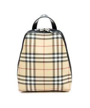 Burberry Bolsas Small Zip Around Backpack  Mochila en Beige/Negro Lona recubierta y Plata hardware. El producto esta en Excelentes Condiciones (A).
  Dimensiones: 22x26x10 cm 
  Accesorios incluidos: Dustbag
  
  BrandCo Paris encuentra artículos raros y en las mejores condiciones a precios increíbles. ¡Vale la pena tener paciencia! Compra con confianza: todos los artículos de BrandCo Paris son seleccionados y autenticados cuidadosamente por nuestro equipo de expertos.
  Todos los artículos vienen con un certificado de autenticidad y un embalaje entregado por BrandCo Paris.
  Tabla de clasificación de la condición del artículo
  N (como nuevo)
  AA (perfecto estado)
  A (excelente estado)
  AB (muy buen estado)
  B (bueno/regular)