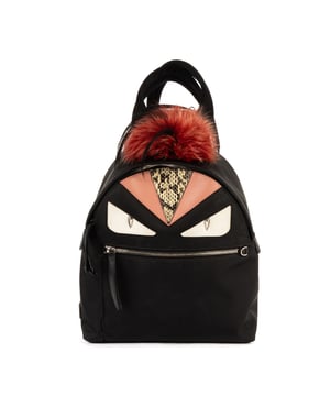 Fendi Tassen Monster  Rugzak in de Zwart Doek in de Zilver  hardware. Het product is in In Uitstekende Staat (A).
  Afmetingen: 30x28x11 cm 
  Inclusief accessoires: Dustbag
  Opmerkingen over de buitenkant: Licht witte vlek
  BrandCo Paris vindt zeldzame artikelen in de beste staat voor ongelooflijke prijzen. Het is de moeite waard om geduldig te zijn! Koop met vertrouwen: alle artikelen van BrandCo Paris worden zorgvuldig geselecteerd en geverifieerd door ons team van experts.

  Alle artikelen worden geleverd met een certificaat van echtheid en verpakt door BrandCo Paris.

  Classificatietabel voor de conditie van het artikel:

  N (als nieuw)
  AA (perfecte staat)
  A (uitstekende staat)
  AB (zeer goede staat)
  B (goede/redelijke staat)
