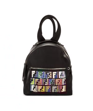 Fendi Bolsas Fun Fair Squin  Mochila en Negro/Multicolor Piel de becerro y Plata hardware. El producto esta en Excelentes Condiciones (A).
  Dimensiones: 29x28x10 cm 
  Accesorios incluidos: Dustbag
  Notas de Exterior: Mancha rosa en la parte inferior delantera
  BrandCo Paris encuentra artículos raros y en las mejores condiciones a precios increíbles. ¡Vale la pena tener paciencia! Compra con confianza: todos los artículos de BrandCo Paris son seleccionados y autenticados cuidadosamente por nuestro equipo de expertos.
  Todos los artículos vienen con un certificado de autenticidad y un embalaje entregado por BrandCo Paris.
  Tabla de clasificación de la condición del artículo
  N (como nuevo)
  AA (perfecto estado)
  A (excelente estado)
  AB (muy buen estado)
  B (bueno/regular)