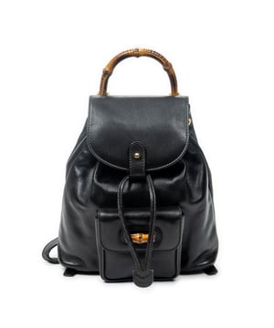 Gucci Tassen Mini Bamboo Backpack  Rugzak in de Zwart Kalfsleer in de Goud  hardware. Het product is in In Zeer Goede Staat (AB).
  Afmetingen: 21x24x7 cm 
  Inclusief accessoires: None
  Opmerkingen over de buitenkant: Krassen op de buitenkant van de carrosserie
Opmerkingen over de band/het handvat: Gedragen, Scheuren in bamboe handvat(en)
  BrandCo Paris vindt zeldzame artikelen in de beste staat voor ongelooflijke prijzen. Het is de moeite waard om geduldig te zijn! Koop met vertrouwen: alle artikelen van BrandCo Paris worden zorgvuldig geselecteerd en geverifieerd door ons team van experts.

  Alle artikelen worden geleverd met een certificaat van echtheid en verpakt door BrandCo Paris.

  Classificatietabel voor de conditie van het artikel:

  N (als nieuw)
  AA (perfecte staat)
  A (uitstekende staat)
  AB (zeer goede staat)
  B (goede/redelijke staat)