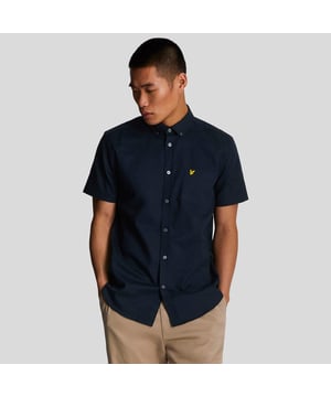 Button down kraag.Korte mouwen.Knoopsluiting.Borstzak.Lyle And Scott handtekening geborduurd badge logo.Gevormde zoom.