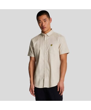 Button down kraag.Korte mouwen.Knoopsluiting.Borstzak.Lyle And Scott handtekening geborduurd badge logo.Gevormde zoom.