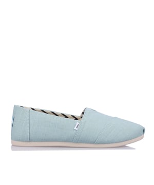 Textiel bovenwerk canvas voetbed TOMS signature CloudBound zolen voor extra comfort ademend vermogen en tractie uitneembaar en handwasbaar. OrthoLite Eco LT hybride inlegzool voor lichtgewicht demping gemaakt van plantaardige en gerecyclede materialen. Elastische gore voor makkelijke pasvorm