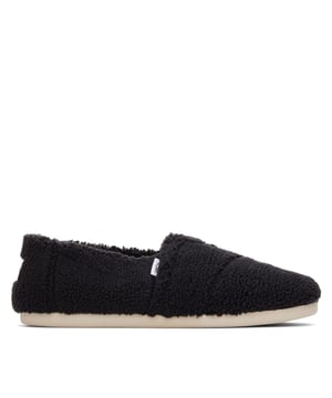 Textiel bovenwerk canvas voetbed TOMS signature CloudBound zolen voor extra comfort ademend vermogen en tractie uitneembaar en handwasbaar. OrthoLite Eco LT hybride inlegzool voor lichtgewicht demping gemaakt van plantaardige en gerecyclede materialen. Elastische gore voor makkelijke pasvorm