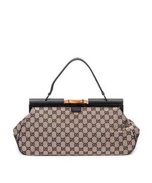 Gucci Tassen Bamboo Doctor's Bag  Handtas in de Zwart/Bruin Doek in de Zwart Metaal  hardware. Het product is in In Uitstekende Staat (A).
  Afmetingen: 36x19x12 cm 
  Inclusief accessoires: None
  Opmerkingen over de band/het handvat: Licht versleten
  BrandCo Paris vindt zeldzame artikelen in de beste staat voor ongelooflijke prijzen. Het is de moeite waard om geduldig te zijn! Koop met vertrouwen: alle artikelen van BrandCo Paris worden zorgvuldig geselecteerd en geverifieerd door ons team van experts.

  Alle artikelen worden geleverd met een certificaat van echtheid en verpakt door BrandCo Paris.

  Classificatietabel voor de conditie van het artikel:

  N (als nieuw)
  AA (perfecte staat)
  A (uitstekende staat)
  AB (zeer goede staat)
  B (goede/redelijke staat)