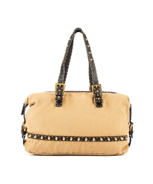 Fendi Bolsas Studded  Bolso en Beige/Negro Lienzo y Oro hardware. El producto esta en Excelentes Condiciones (A).
  Dimensiones: 35x19x11 cm 
  Accesorios incluidos: None
  Notas de Interior: Polvoriento
Notas de Hardware: Arañazos y decoloración
Notas de la correa/asa: Cuero arrugado
  BrandCo Paris encuentra artículos raros y en las mejores condiciones a precios increíbles. ¡Vale la pena tener paciencia! Compra con confianza: todos los artículos de BrandCo Paris son seleccionados y autenticados cuidadosamente por nuestro equipo de expertos.
  Todos los artículos vienen con un certificado de autenticidad y un embalaje entregado por BrandCo Paris.
  Tabla de clasificación de la condición del artículo
  N (como nuevo)
  AA (perfecto estado)
  A (excelente estado)
  AB (muy buen estado)
  B (bueno/regular)