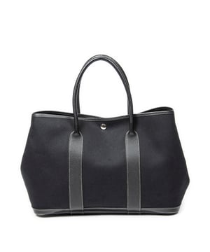 Hermès Bolsas Garden Party PM Bolso en Negro Lienzo y Plata hardware. El producto esta en Excelentes Condiciones (A).
  Dimensiones: 36x25x17 cm 
  Accesorios incluidos: Dustbag
  Notas de Exterior: Ligeros rasguños en las esquinas inferiores
Notas de Interior: Leve mal olor
  BrandCo Paris encuentra artículos raros y en las mejores condiciones a precios increíbles. ¡Vale la pena tener paciencia! Compra con confianza: todos los artículos de BrandCo Paris son seleccionados y autenticados cuidadosamente por nuestro equipo de expertos.
  Todos los artículos vienen con un certificado de autenticidad y un embalaje entregado por BrandCo Paris.
  Tabla de clasificación de la condición del artículo
  N (como nuevo)
  AA (perfecto estado)
  A (excelente estado)
  AB (muy buen estado)
  B (bueno/regular)