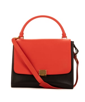 Celine Bolsas Trapeze  Bolso en Negro Piel de becerro y Oro hardware. El producto esta en Excelentes Condiciones (A).
  Dimensiones: 30x23x16 cm 
  Accesorios incluidos: Strap
  
  BrandCo Paris encuentra artículos raros y en las mejores condiciones a precios increíbles. ¡Vale la pena tener paciencia! Compra con confianza: todos los artículos de BrandCo Paris son seleccionados y autenticados cuidadosamente por nuestro equipo de expertos.
  Todos los artículos vienen con un certificado de autenticidad y un embalaje entregado por BrandCo Paris.
  Tabla de clasificación de la condición del artículo
  N (como nuevo)
  AA (perfecto estado)
  A (excelente estado)
  AB (muy buen estado)
  B (bueno/regular)
