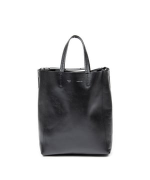 Celine Bolsas Small Vertical Cabas Tote  Bolso en Negro Piel de becerro y Plata hardware. El producto esta en Excelentes Condiciones (A).
  Dimensiones: 22.5x28x10 cm 
  Accesorios incluidos: Long Strap
  Notas de Exterior: Ligeras arrugas, esquinas inferiores ligeramente rayadas
Notas de Interior: Forro ligeramente desgastado, puntada ligeramente suelta en el bolsillo
  BrandCo Paris encuentra artículos raros y en las mejores condiciones a precios increíbles. ¡Vale la pena tener paciencia! Compra con confianza: todos los artículos de BrandCo Paris son seleccionados y autenticados cuidadosamente por nuestro equipo de expertos.
  Todos los artículos vienen con un certificado de autenticidad y un embalaje entregado por BrandCo Paris.
  Tabla de clasificación de la condición del artículo
  N (como nuevo)
  AA (perfecto estado)
  A (excelente estado)
  AB (muy buen estado)
  B (bueno/regular)