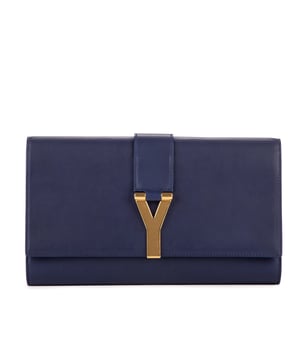 Yves Saint Laurent Bolsas Classic Y Line Clutch  Bolso en Armada Piel de becerro y Oro hardware. El producto esta en Perfectas Condiciones (AA).
  Dimensiones: 28x16x5 cm 
  Accesorios incluidos: None
  Notas de Exterior: Marcas de uñas y arañazos
  BrandCo Paris encuentra artículos raros y en las mejores condiciones a precios increíbles. ¡Vale la pena tener paciencia! Compra con confianza: todos los artículos de BrandCo Paris son seleccionados y autenticados cuidadosamente por nuestro equipo de expertos.
  Todos los artículos vienen con un certificado de autenticidad y un embalaje entregado por BrandCo Paris.
  Tabla de clasificación de la condición del artículo
  N (como nuevo)
  AA (perfecto estado)
  A (excelente estado)
  AB (muy buen estado)
  B (bueno/regular)
