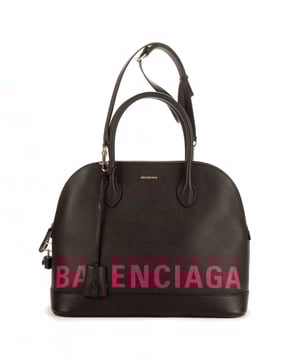Balenciaga Bolsas Ville  Bolso en Negro Piel de becerro y Plata hardware. El producto esta en Perfectas Condiciones (AA).
  Dimensiones: 36x29x16 cm 
  Accesorios incluidos: Strap; Cadenas; Key in clochete; Dustbag
  
  BrandCo Paris encuentra artículos raros y en las mejores condiciones a precios increíbles. ¡Vale la pena tener paciencia! Compra con confianza: todos los artículos de BrandCo Paris son seleccionados y autenticados cuidadosamente por nuestro equipo de expertos.
  Todos los artículos vienen con un certificado de autenticidad y un embalaje entregado por BrandCo Paris.
  Tabla de clasificación de la condición del artículo
  N (como nuevo)
  AA (perfecto estado)
  A (excelente estado)
  AB (muy buen estado)
  B (bueno/regular)