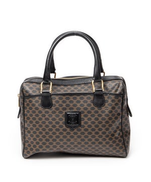 Celine Bolsas Small Boston  Bolso en Negro/Marrón Lona recubierta y Oro hardware. El producto esta en Excelentes Condiciones (A).
  Dimensiones: 30x21x13 cm 
  Accesorios incluidos: None
  Notas de Interior: Ligeras marcas de suciedad
Notas de la correa/asa: Rasguños leves
  BrandCo Paris encuentra artículos raros y en las mejores condiciones a precios increíbles. ¡Vale la pena tener paciencia! Compra con confianza: todos los artículos de BrandCo Paris son seleccionados y autenticados cuidadosamente por nuestro equipo de expertos.
  Todos los artículos vienen con un certificado de autenticidad y un embalaje entregado por BrandCo Paris.
  Tabla de clasificación de la condición del artículo
  N (como nuevo)
  AA (perfecto estado)
  A (excelente estado)
  AB (muy buen estado)
  B (bueno/regular)