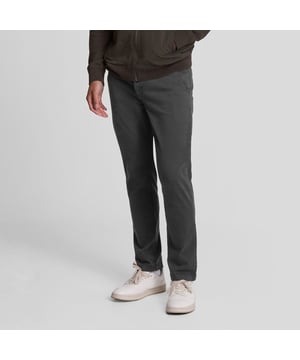 Gulp met rits en knoopsluiting.Riemlussen.Zijzakken.Achterzakken.Lyle & Scott-logo geborduurd op de achterzak.Getailleerde pasvorm.