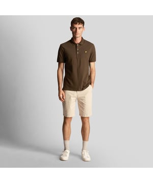 Gulp met merkknoop en ritssluiting.Riemlussen.Twee zakken aan de voorkant en twee zakken met knoop aan de achterkant.Lyle And Scott Golden Eagle geweven logobadge op de achterzak.Rechte pasvorm.