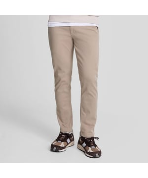 Gulp met rits en knoopsluiting.Riemlussen.Zijzakken.Achterzakken.Lyle & Scott-logo geborduurd op de achterzak.Getailleerde pasvorm.